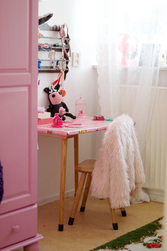 Pink details and hand-knitted cow in Girls bedroom 
